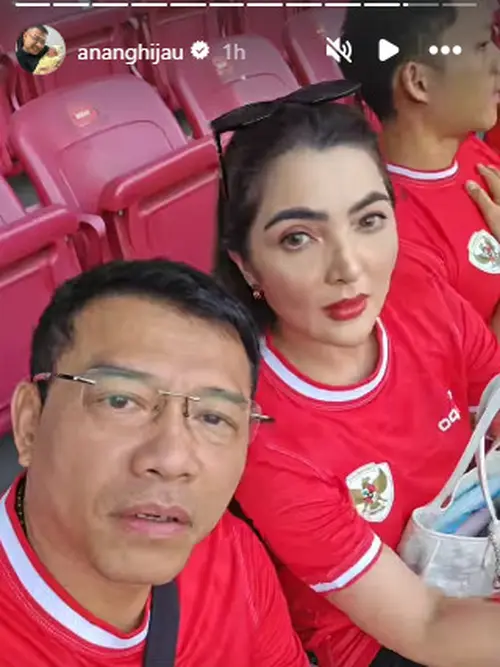 Anang & Ashanty Di “Boo” Penonton Di Stadium Bola, Terpaksa Hentikan Nyanyian