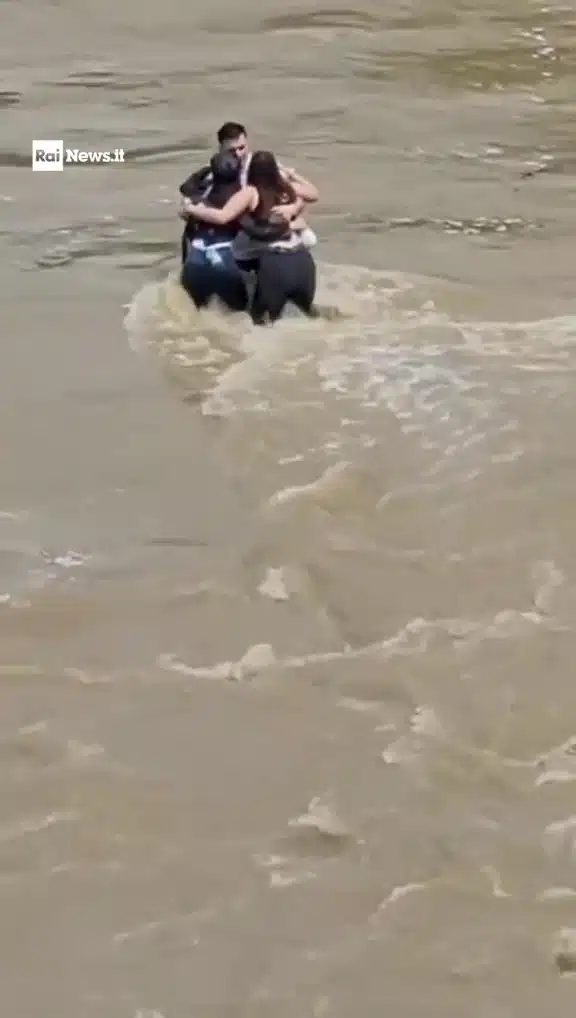 3 Sahabat Pasrah Berpelukan Kali Terakhir Sebelum Dibawa Arus Deras Banjir Kilat