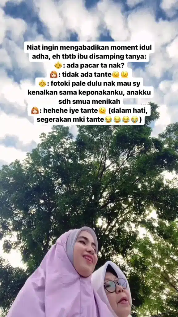 Sedang Dengar Khutbah, Acik Sebelah Ajak Selfie Mahu Kenalkan Dengan Anak Buah