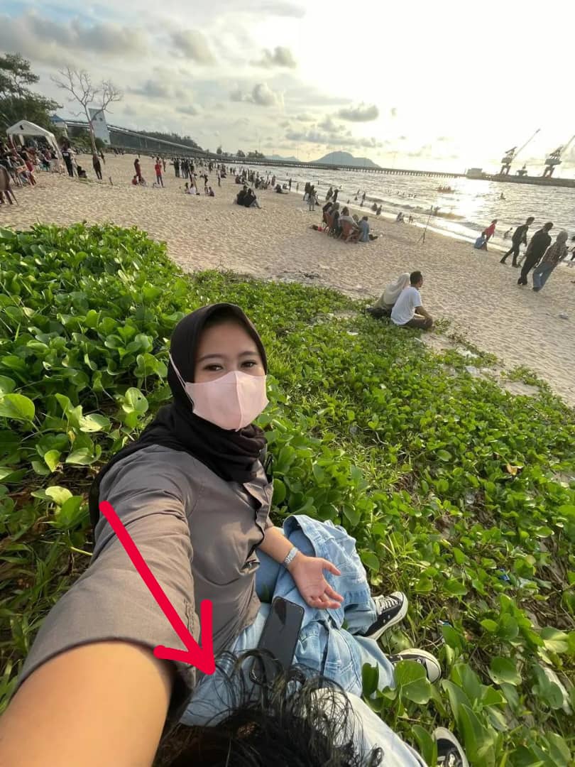 Disangka Kepala Teman Lelaki, Gadis Selfie Di Pantai Merinding Rambut Atas Riba