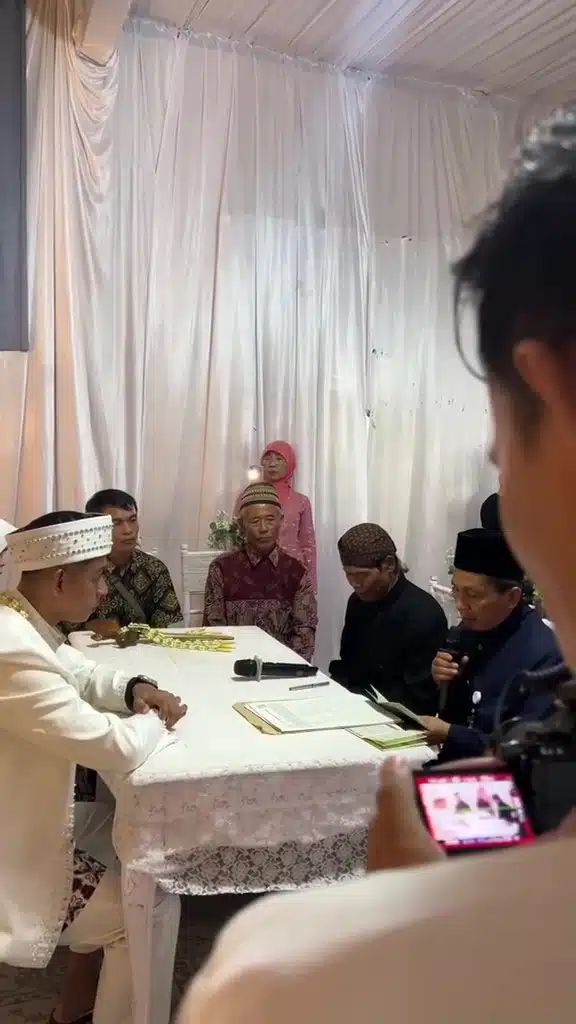 Jurugambar Terganggu, Acik Baju Pink Sibuk Rakam Guna Flash Di Majlis Nikah