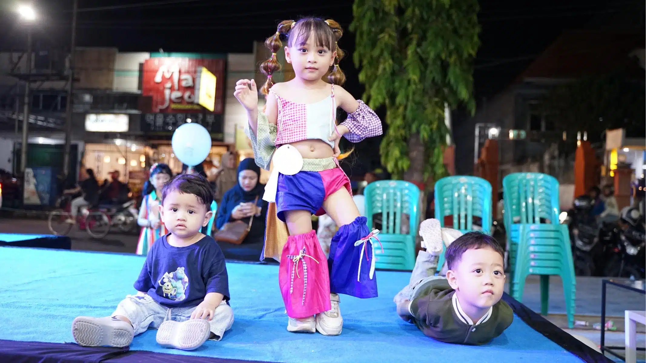 Anak Sertai Fashion Show, Wanita Kesal Ibu Peserta Lain Tiru Rekaan Baju