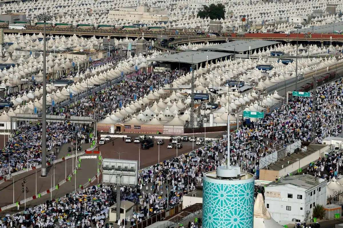 Suhu Panas Ekstrem Di Tanah Suci, Tubuh Para Jemaah Haji Terbiar Di Sisi Jalan