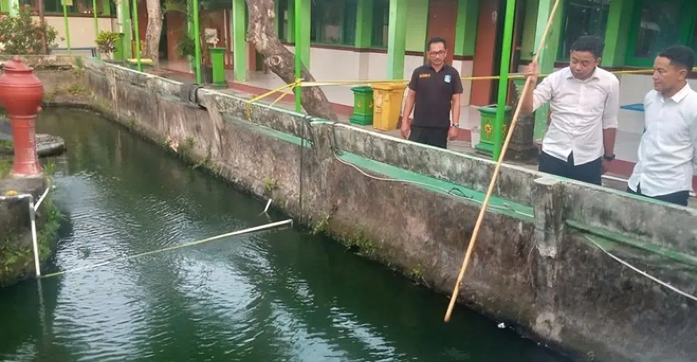 Rakan Tabur Tepung & Ceburkan Ke Kolam, Pelajar ‘Tewas’ Akibat Birthday Prank