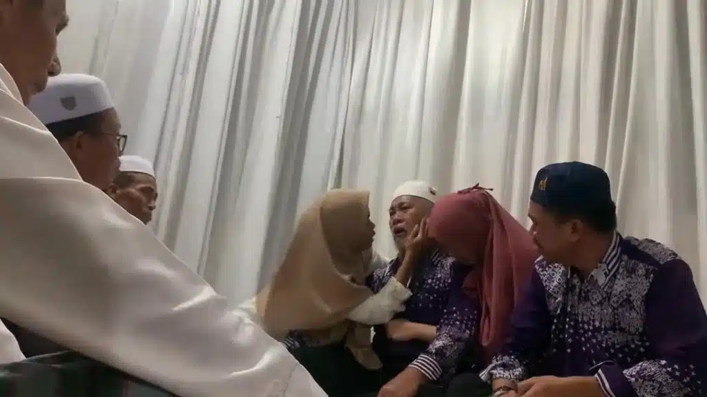 Pulang Dari Mekah, Anak Baru Beritahu Bapa Ibu Sudah ‘Pergi’ Sejak 14 Hari Lepas