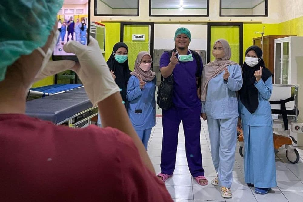 Selesai Operate 10 Orang Dalam Sehari, Doktor Sesak Nafas & Pergi Selamanya