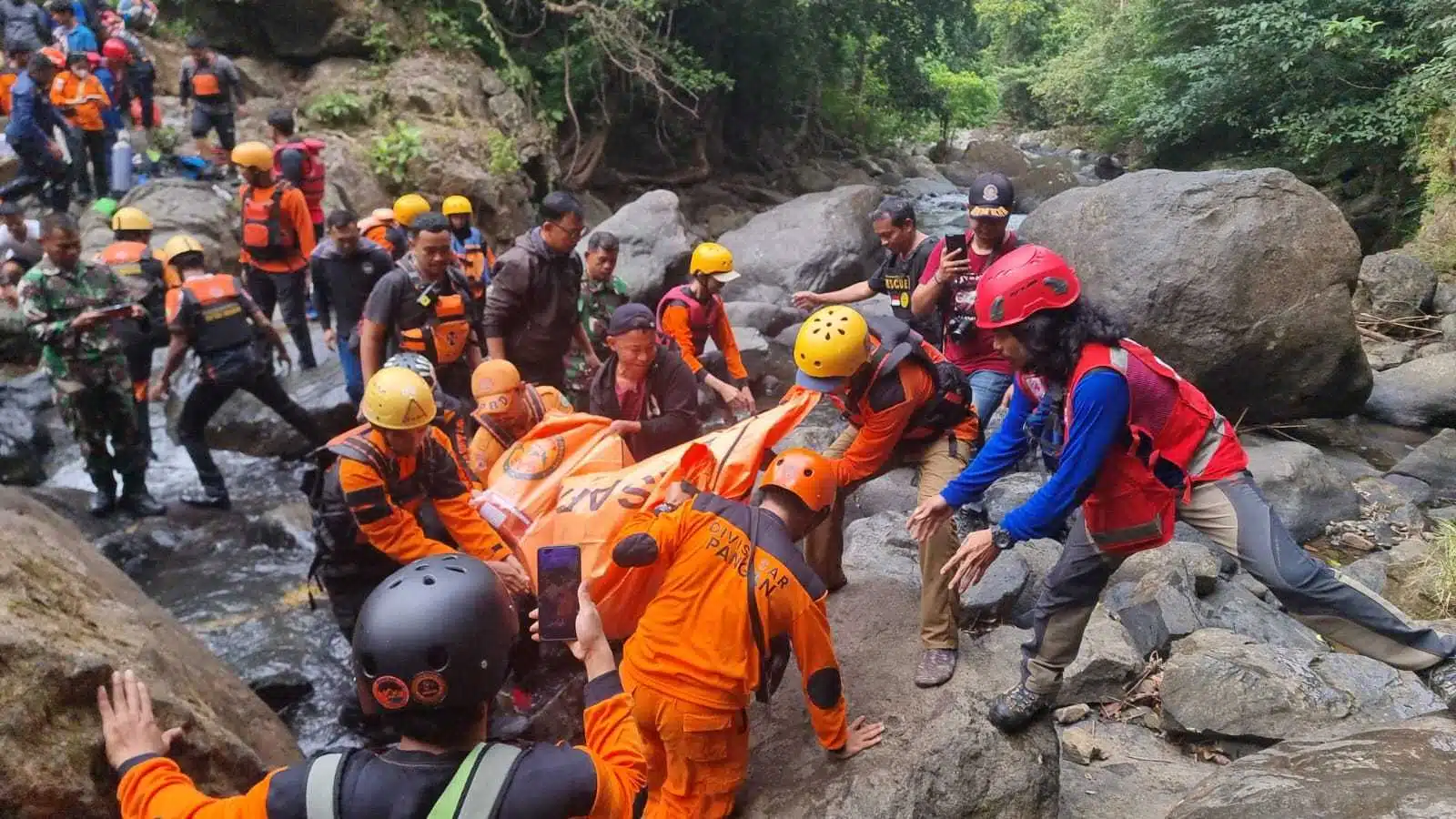 Anak Tenggelam Saat Mandi – Manda, Bapa Lengkap Beruniform Pilu Bergegas Pulang