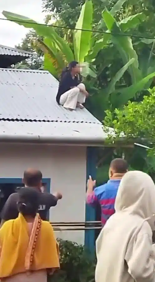 Pengantin Baru Duduk Atas Bumbung Rumah, Protes Tak Suka Jodoh Pilihan Orang Tua