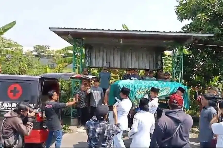 Rakan Tabur Tepung & Ceburkan Ke Kolam, Pelajar ‘Tewas’ Akibat Birthday Prank