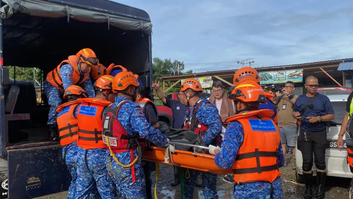 Suami Cuba Tarik Namun Terlepas, Isteri Dihanyutkan Banjir Setelah Agih Bantuan