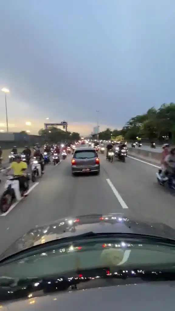 [VIDEO] Mat Rempit ‘Berjemaah’ Lawan Arus, Kenderaan Lain Terpaksa Jadi 1 Lane