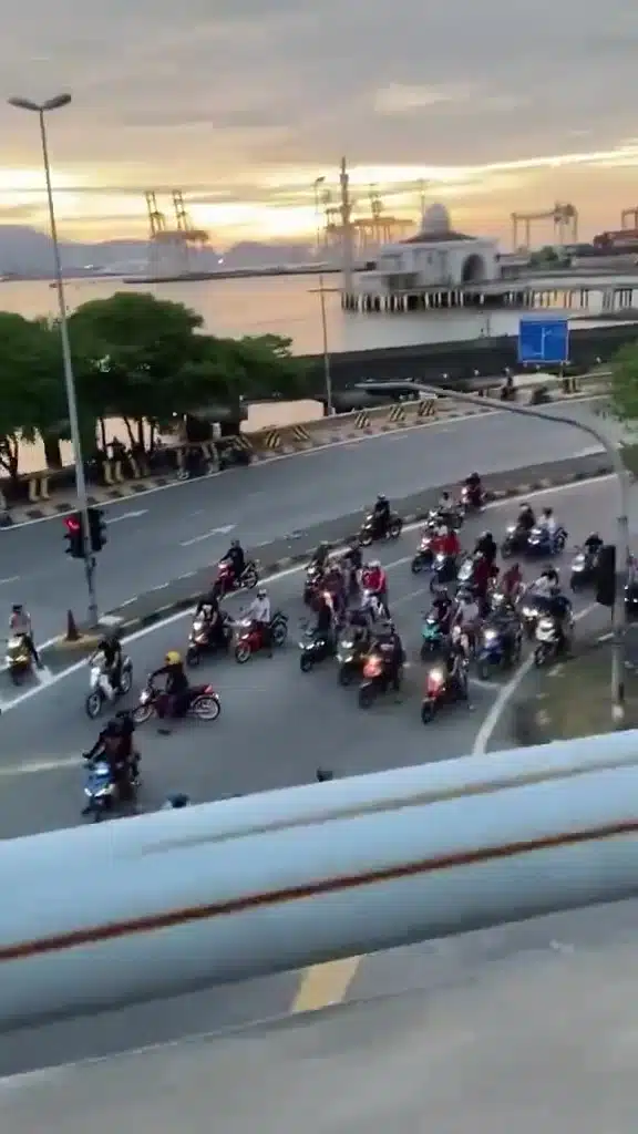 [VIDEO] Mat Rempit ‘Berjemaah’ Lawan Arus, Kenderaan Lain Terpaksa Jadi 1 Lane