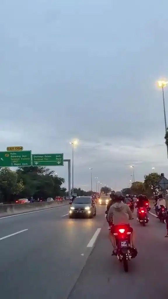 [VIDEO] Mat Rempit ‘Berjemaah’ Lawan Arus, Kenderaan Lain Terpaksa Jadi 1 Lane