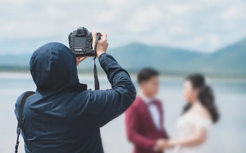 Kerja Bawah Terik & Tak Diizin Makan Minum, Jurugambar Padam Foto Pengantin