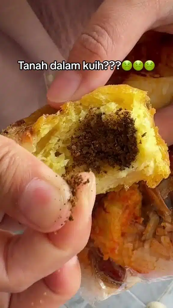 Pembeli Temui Inti Tanah Dalam Kuih Cucur, Penjual Terkejut Seakan Tak Percaya