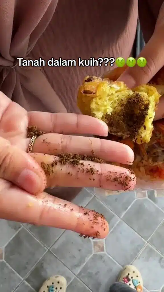 Pembeli Temui Inti Tanah Dalam Kuih Cucur, Penjual Terkejut Seakan Tak Percaya