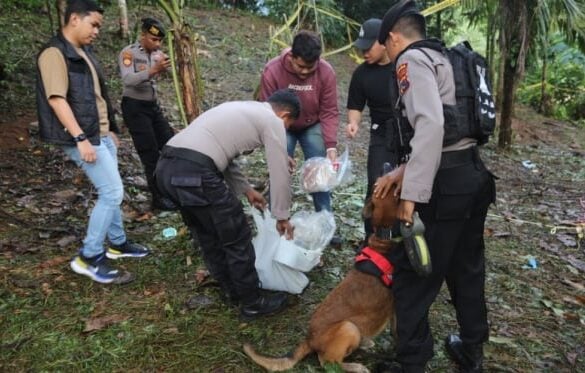 Budak Tarik Tali Rafia Atas Tanah & Muncul Tangan, Gadis Ditanam Tanpa Pakaian