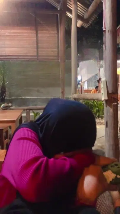 Wanita Bercampur Baur Terserempak Bekas Teman Lelaki & Isterinya Di Kedai Makan