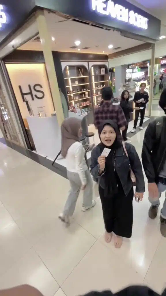 Pemuda Kacak Terjah Teman Wanita Berpegangan Tangan Dengan Skandal Di Mall