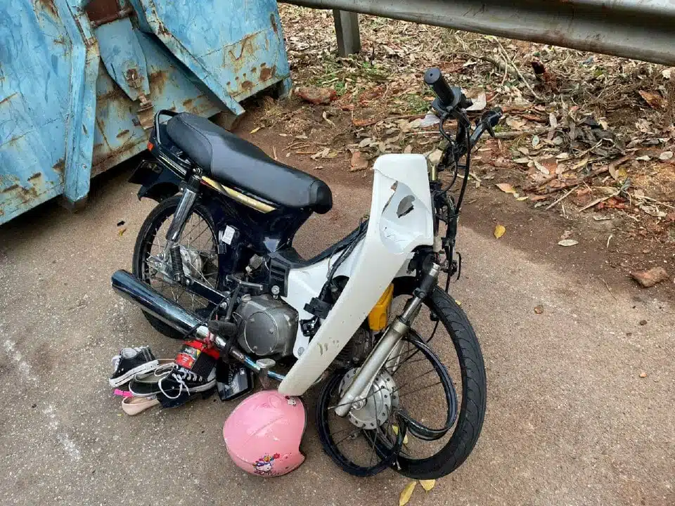 Dalam Perjalanan Ziarah Kubur Bapa, 2 Beradik ‘Terhentam’ Tong Roro Tepi Jalan