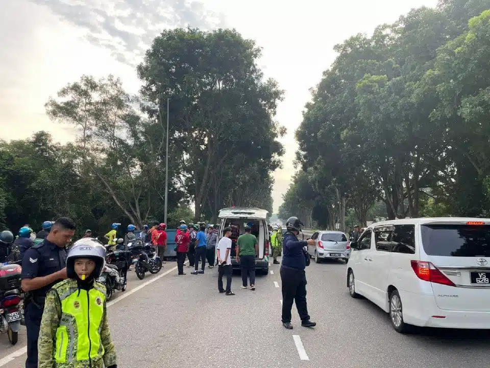 Dalam Perjalanan Ziarah Kubur Bapa, 2 Beradik ‘Terhentam’ Tong Roro Tepi Jalan