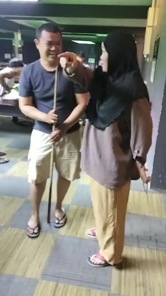 [VIDEO] Anak Bujang Tak Reti Balik, Ibu Bawa Hanger Terjah Pusat Snooker