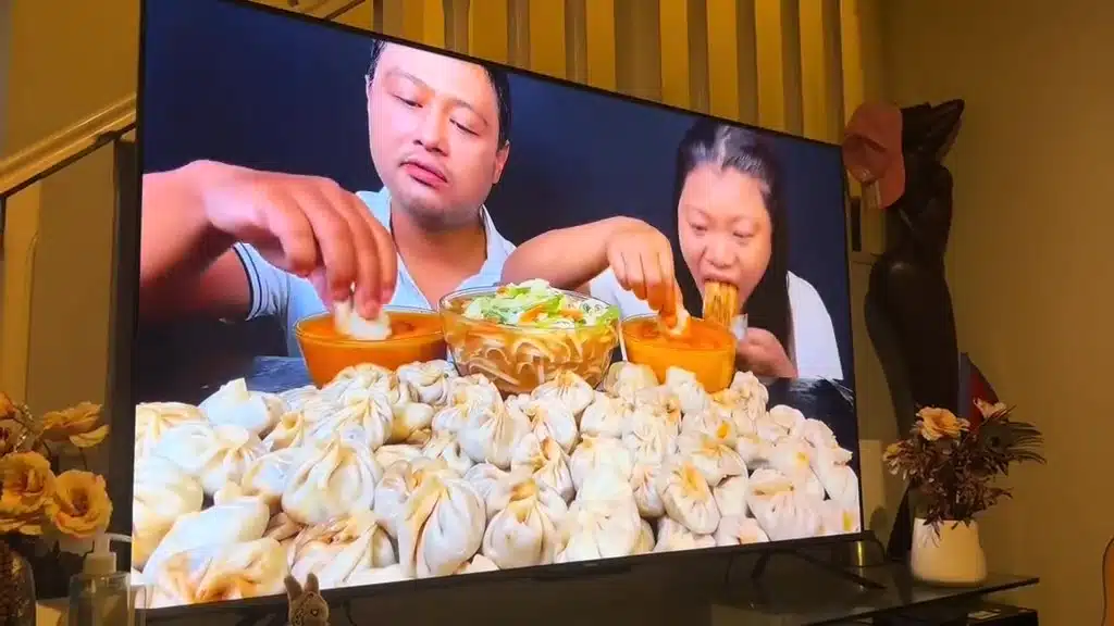 Tersalah Muat Naik Video Belum Edit, YouTuber Mukbang Kantoi Luah Makanan