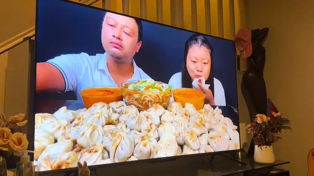 Tersalah Muat Naik Video Belum Edit, YouTuber Mukbang Kantoi Luah Makanan