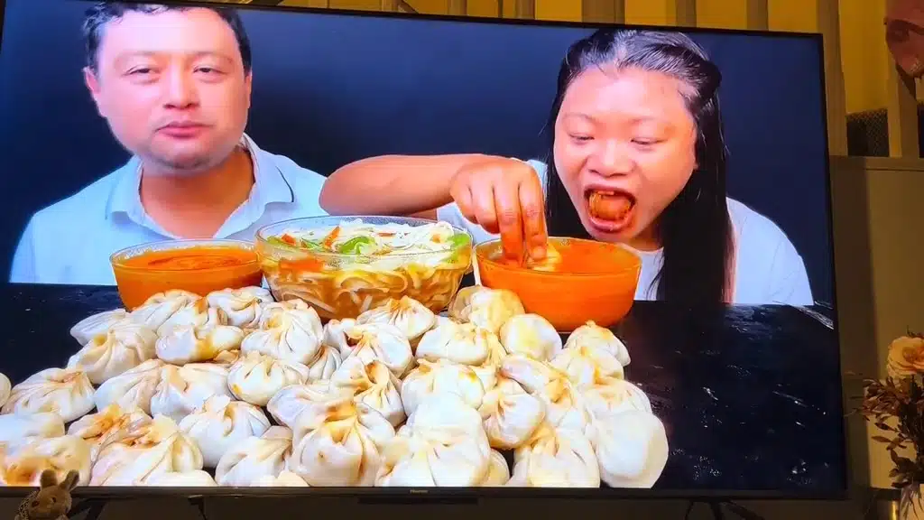 Tersalah Muat Naik Video Belum Edit, YouTuber Mukbang Kantoi Luah Makanan