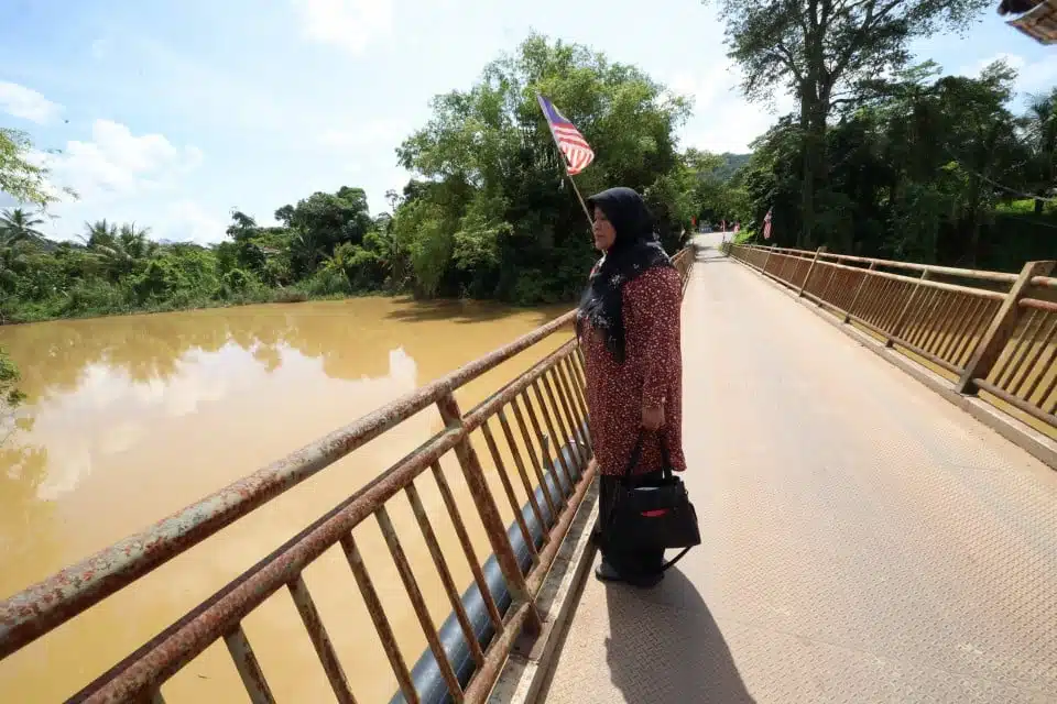 “Sinilah Kubur Dia Bersemadi” – Isteri Sabari Datang Sungai Untuk Kali Terakhir