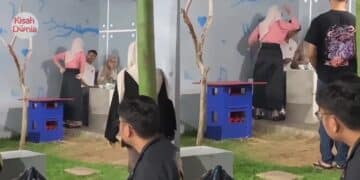 Rombongan Lelaki Tunaikan Janji, Pakat Redah Banjir Untuk Masuk Meminang