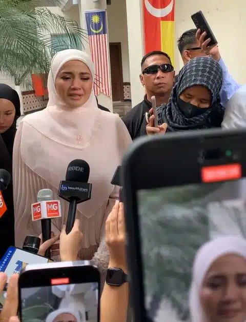 “Kereta Yang Saya Belikan Tu Pun Dia Bawa Wanita Yang Haram Bagi Dia” – Fazura