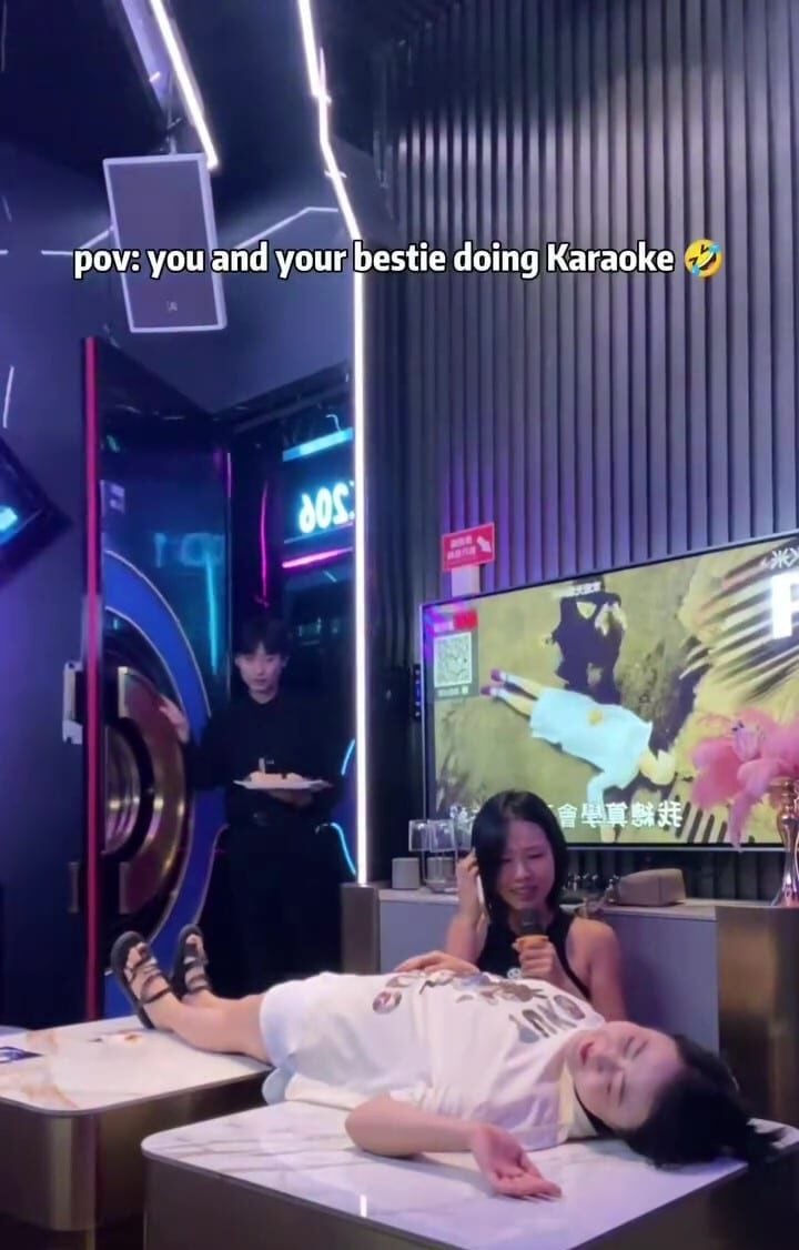 Tiru Adegan Dalam MV Lagu Karaoke, Gadis Baring Tak Sedar Waiter Hantar Makanan