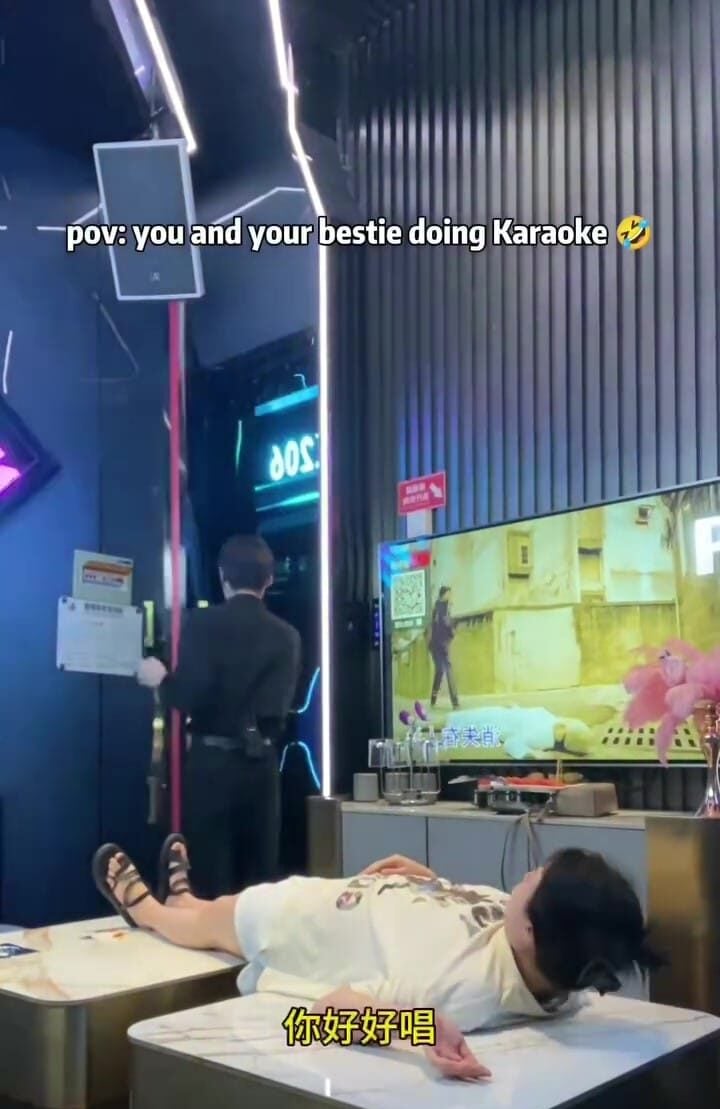 Tiru Adegan Dalam MV Lagu Karaoke, Gadis Baring Tak Sedar Waiter Hantar Makanan