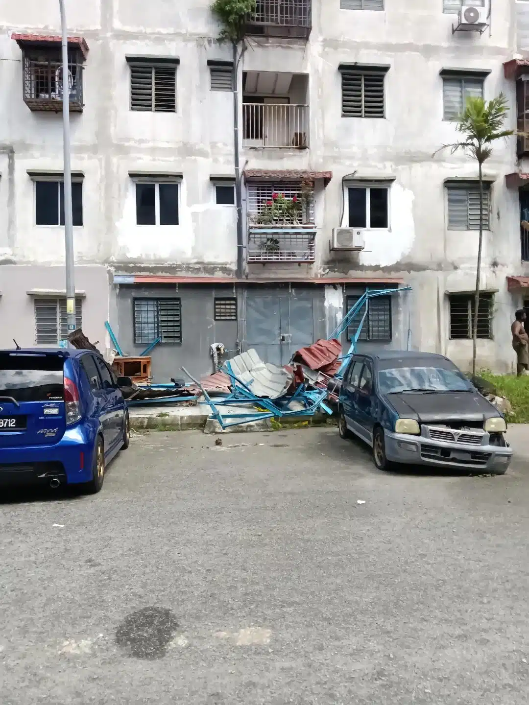 ‘Selera’ Teres Siap Naik Pagar Batu, MPS Roboh Pembinaan Haram Di Flat Palma