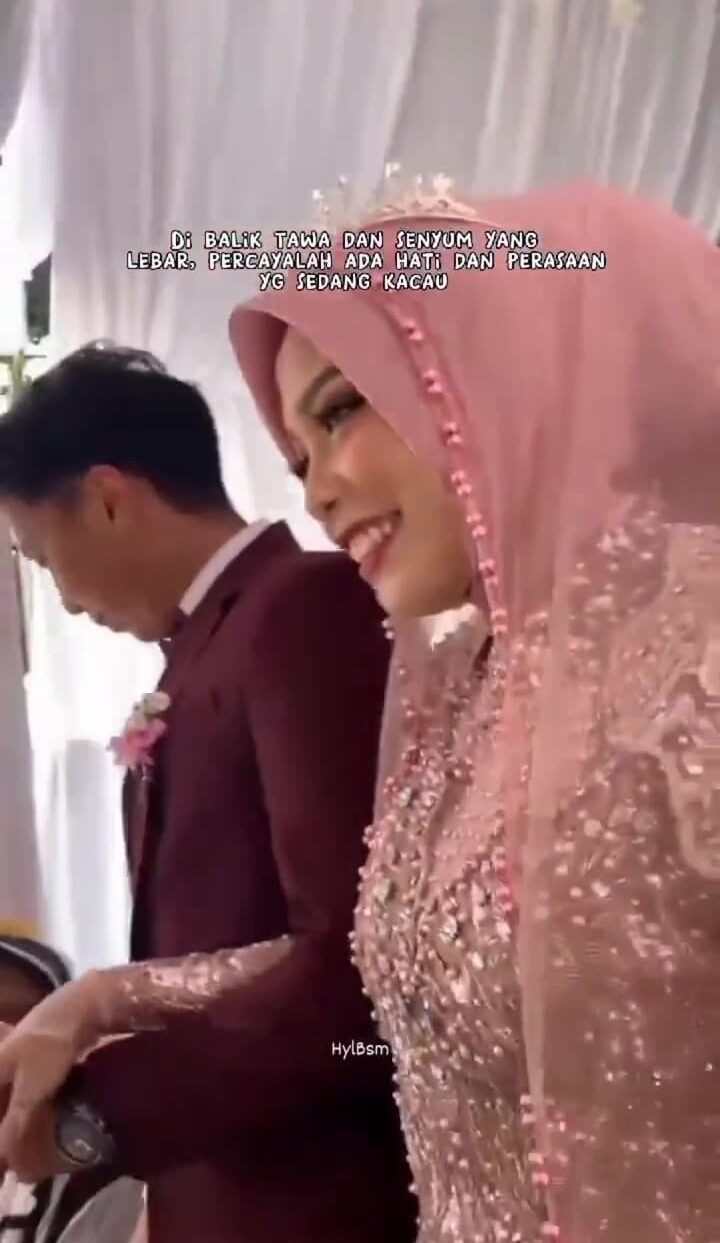 Berjalan Ke Pelamin, Pengantin Wanita Sempat Elus Rambut Bekas Teman Lelaki