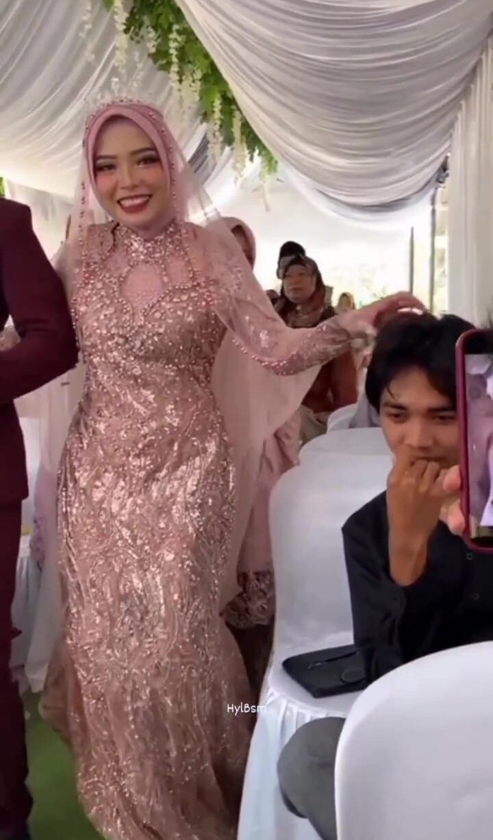 Berjalan Ke Pelamin, Pengantin Wanita Sempat Elus Rambut Bekas Teman Lelaki