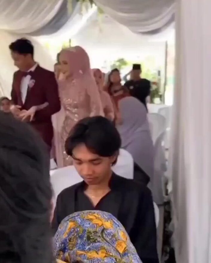 Berjalan Ke Pelamin, Pengantin Wanita Sempat Elus Rambut Bekas Teman Lelaki