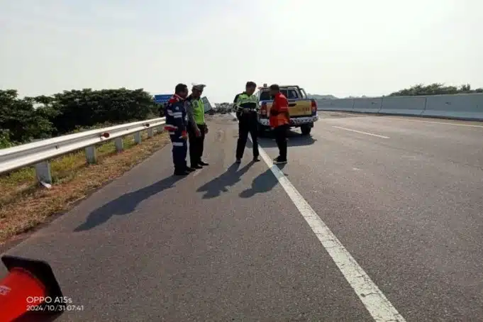 Berhenti Tepi Lebuhraya Untuk Bersihkan Cermin, 3 Wartawan ‘Tewas’ Dihentam Lori