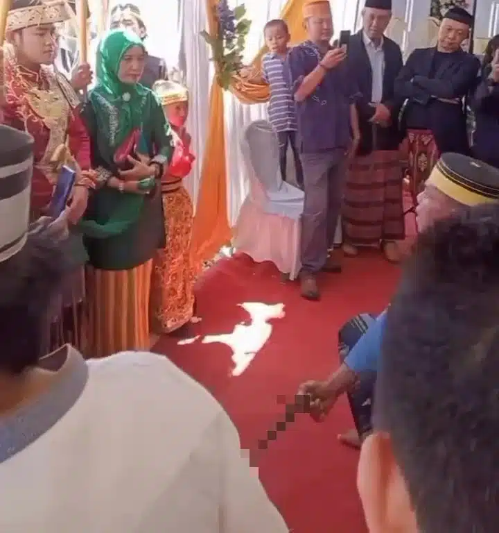 Persembahkan Adat Sambut Pengantin, Pemuda ‘Tewas’ Badik Terkena Dada Sendiri