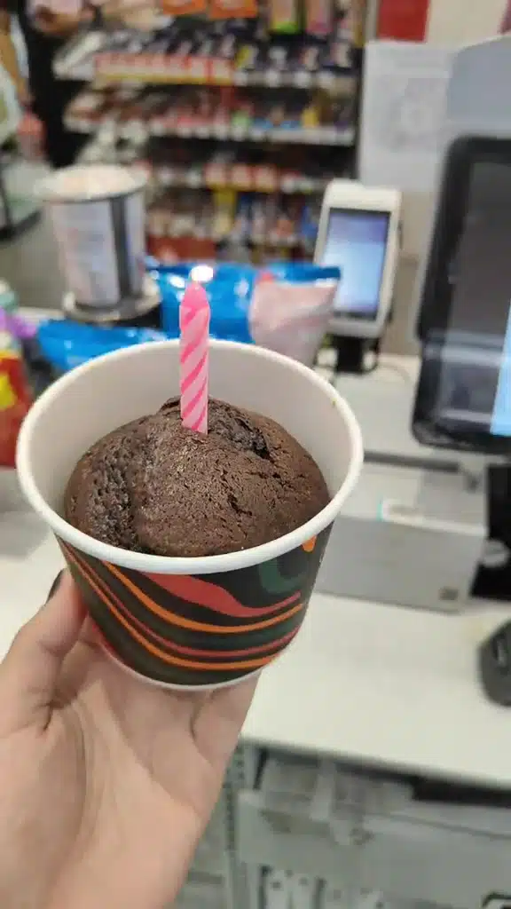 “Saya Takde Kawan, Nak Nyanyi Sendiri”-Budak Beli Muffin Rai Birthday Sendirian