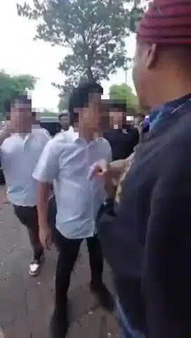 Kesal Anak Diejek “Anjing”, Bapa Suruh Pelaku Sujud Minta Maaf & Menggonggong