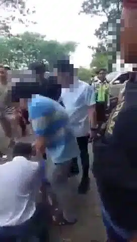 Kesal Anak Diejek “Anjing”, Bapa Suruh Pelaku Sujud Minta Maaf & Menggonggong