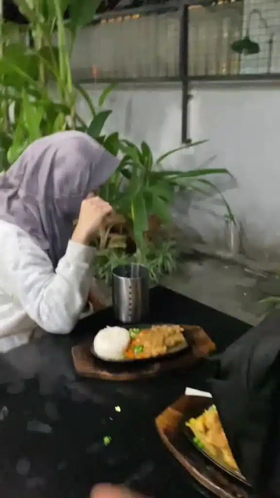 “Anak Kau Seminggu Lagi Lahir!” – Isteri Sarat Hamil Terjah Suami Di Restoran