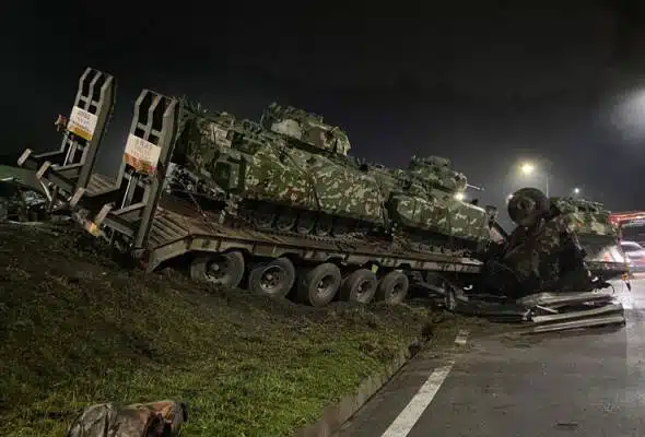 Difitnah Tukar Lorong & Sebabkan Trak ATM Terbalik, Abang Lori Dedah Dashcam