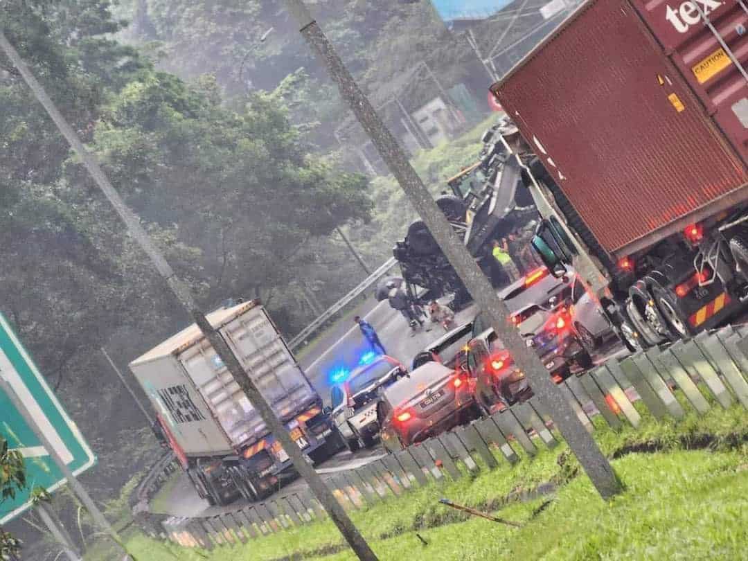 Difitnah Tukar Lorong & Sebabkan Trak ATM Terbalik, Abang Lori Dedah Dashcam