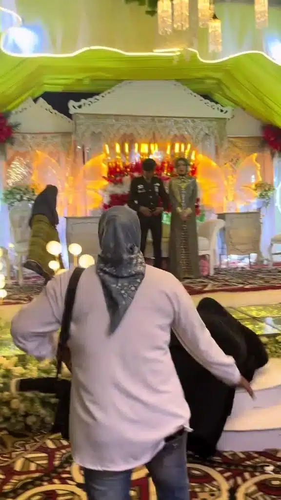 Tetamu Lelaki Prank Menyamar Jadi Perampas, Dihalau Keras Oleh Bapa Pengantin