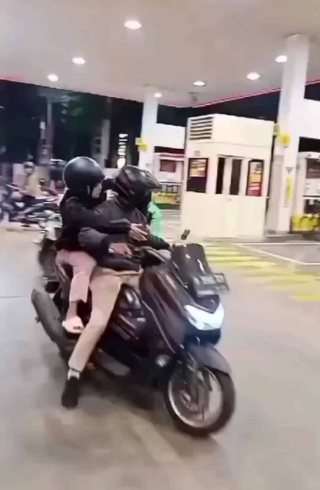 Rider Wanita Lari Kejar Suami Di Stesen Minyak, Sedap Keluar Dengan Wanita Lain