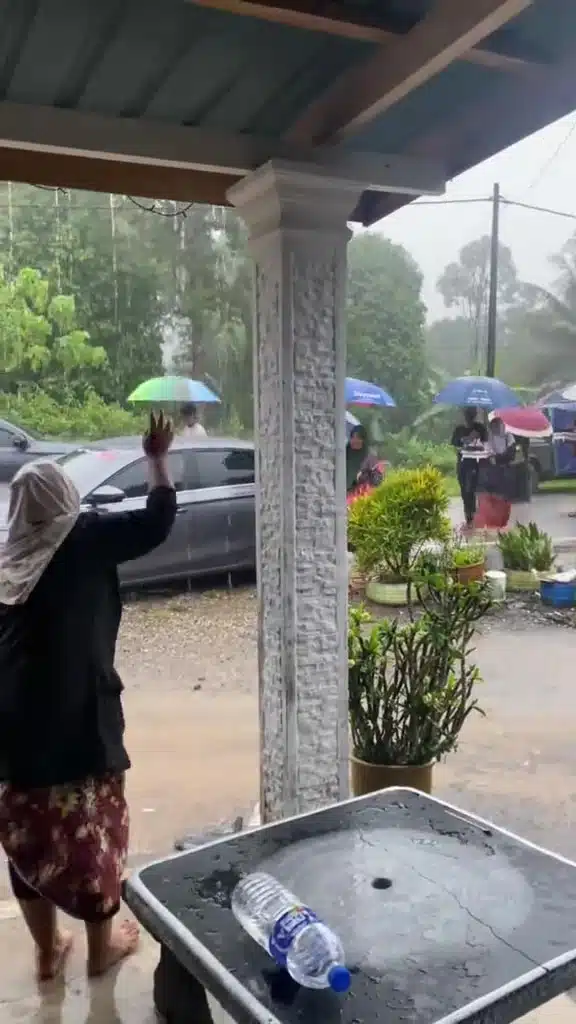 Rombongan Lelaki Tunaikan Janji, Pakat Redah Banjir Untuk Masuk Meminang