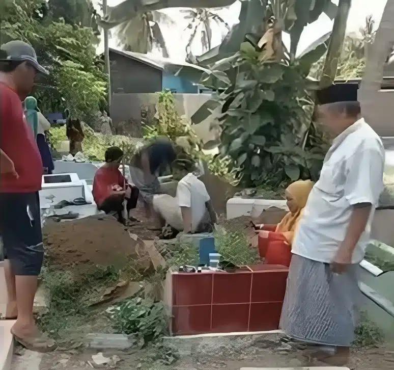 Beza Fahaman Politik, Pemilik Tanah Wakaf Arah Pindahkan Kubur Suami & Isteri